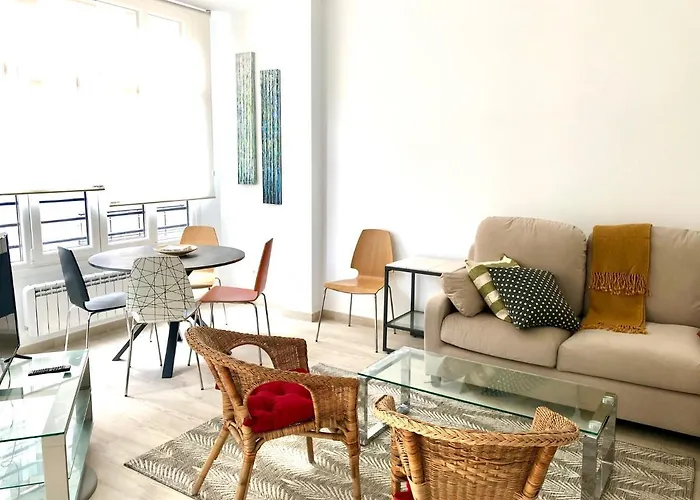 Foodies Location. Surf. Netflix . 3 Bdr