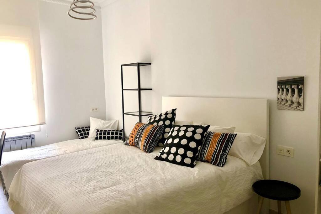 Foodies Location. Surf. Netflix . 3 Bdr Apartment