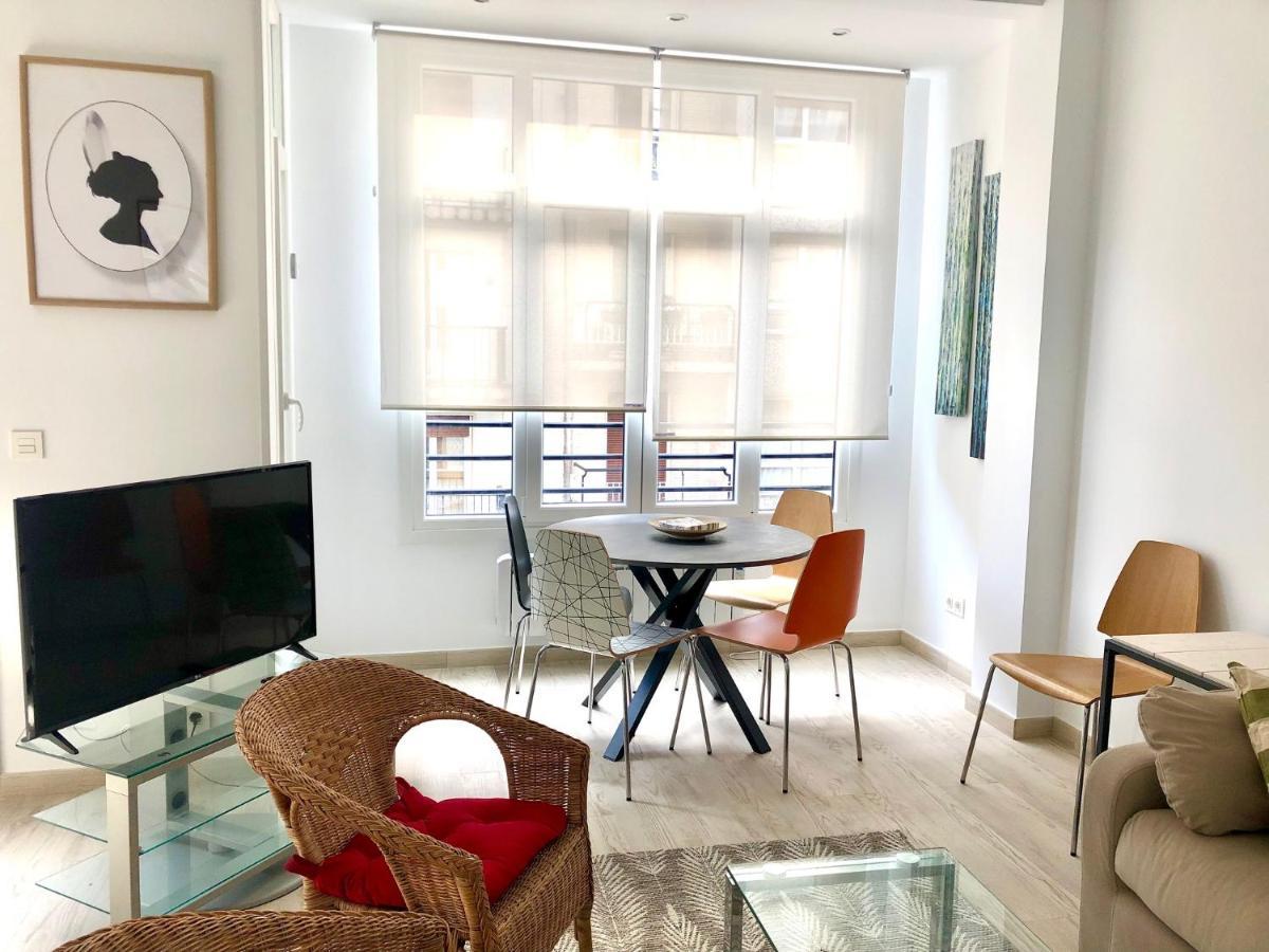 Apartment Foodies Location. Surf. Netflix . 3 Bdr *
